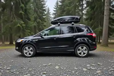 Eine Thule "Motion"-Dachbox mit 400 Liter Volumen und Wingbar-Dachträgern auf einem Ford Kuga