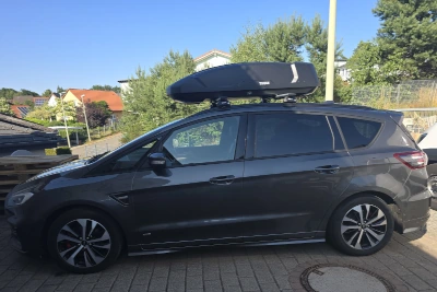 Eine THULE "Force XT"-Dachbox mit 450 Liter Volumen auf einem Ford S-Max