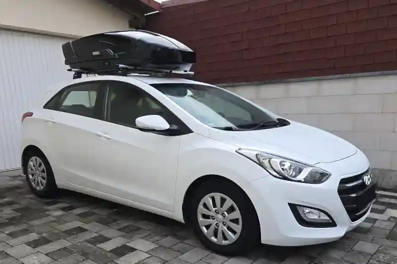 Eine Dachbox mit 400 Litern Volumen auf einem Hyundai i30