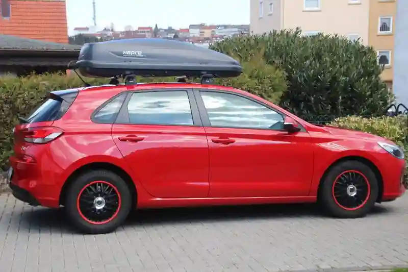 Eine Dachbox mit 430 Litern Volumen auf einem Hyundai i30