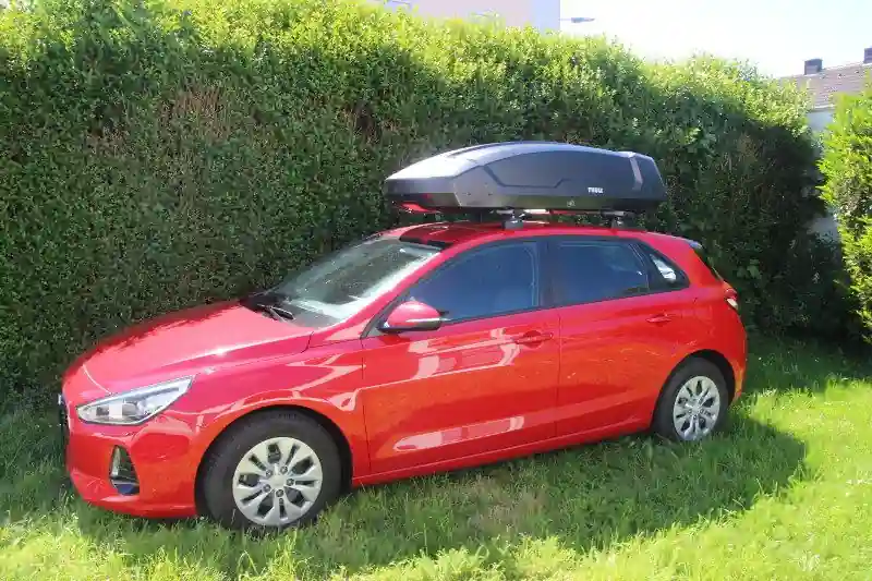 Eine Dachbox mit 450 Litern Volumen auf einem Hyundai i30