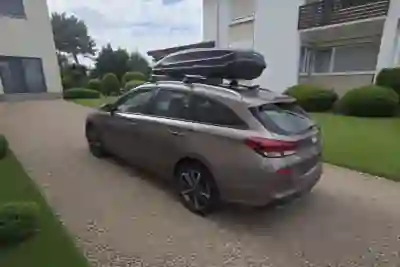 Eine Dachbox mit 430 Liter Volumen auf einem Hyundai i30 cw Kombi