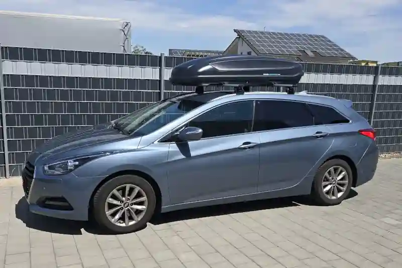 Eine Dachbox mit 430 Liter Volumen auf einem Hyundai i40 cw