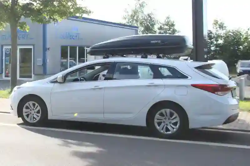 Eine Dachbox mit 530 Liter Volumen auf einem Hyundai i40cw
