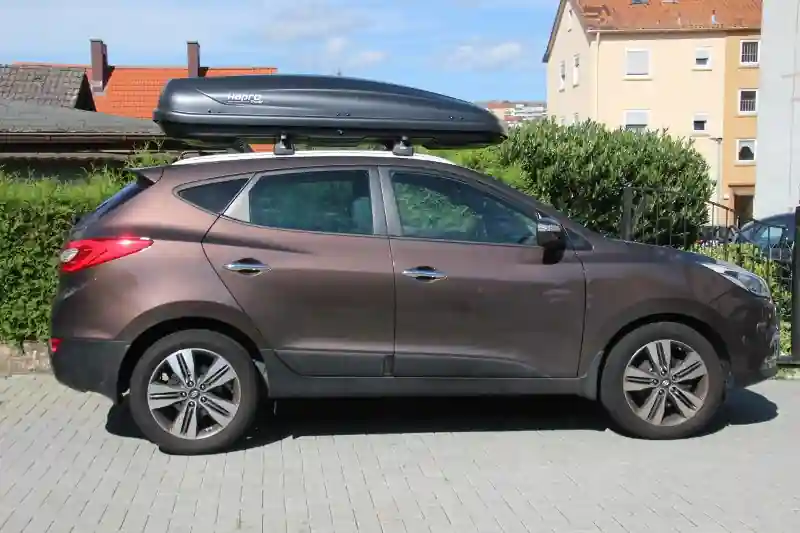 Eine Dachbox mit 530 Liter Volumen auf einem Hyundai ix35 SUV