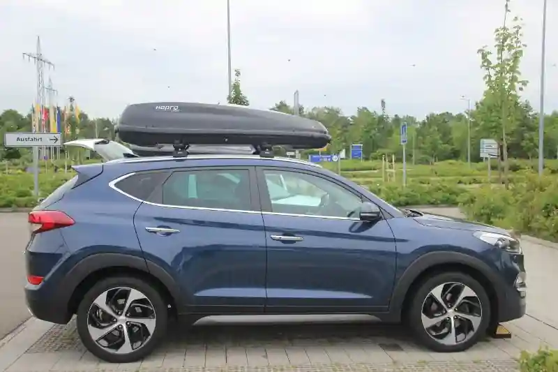 Eine Dachbox mit 430 Liter Volumen auf einem Hyundai Tucson SUV