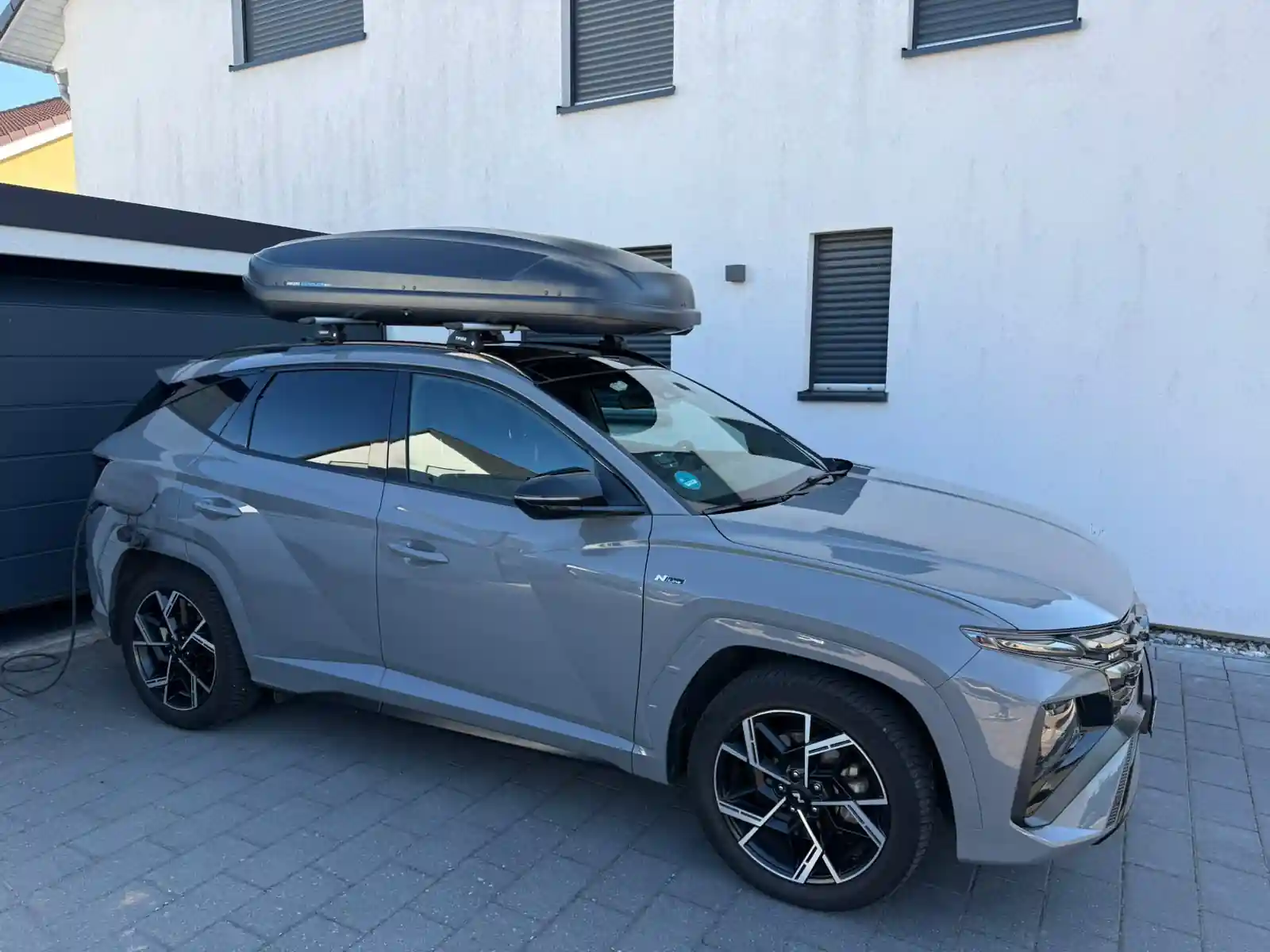 Eine Dachbox mit 530 Liter Volumen auf einem Hyundai Tucson