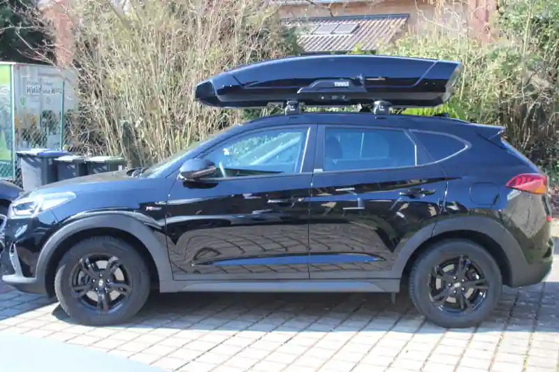 Eine Dachbox mit 610 Liter Volumen auf einem Hyundai Tucson SUV