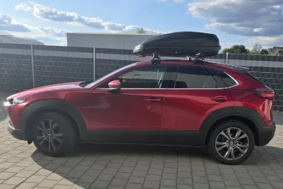 Eine Dachbox mit 370 Litern Volumen auf einem Mazda CX-30