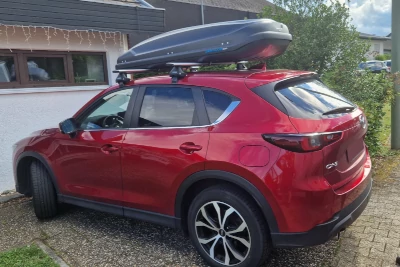 Eine Dachbox mit 530 Liter Volumen auf einem Mazda CX-5