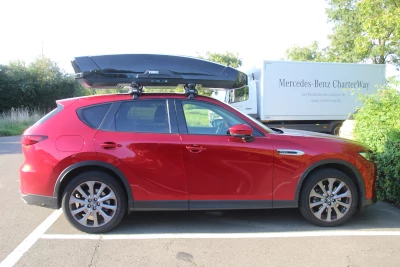 Eine Dachbox mit 610 Liter Volumen auf einem Mazda CX-60
