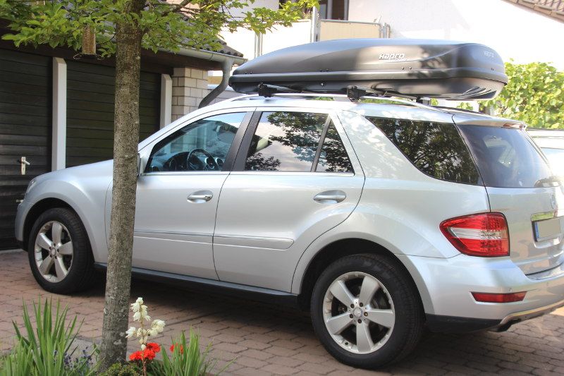 Ein Mercedes ML SUV mit einer Dachbox mit 600 Liter Volumen in Waldsee