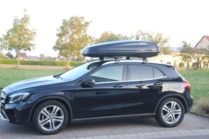 Ein Mercedes GLA mit einer Dachbox mit 430 Liter Volumen in Eschbach