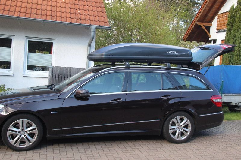 Ein Mercedes E-Klasse T-Modell mit einer Dachbox mit 600 Liter Volumen in Weilerbach