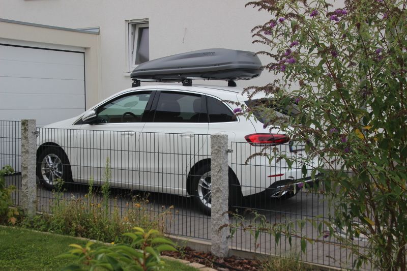 Ein Mercedes B-Klasse mit einer Dachbox mit 430 Liter Volumen in Eschbach