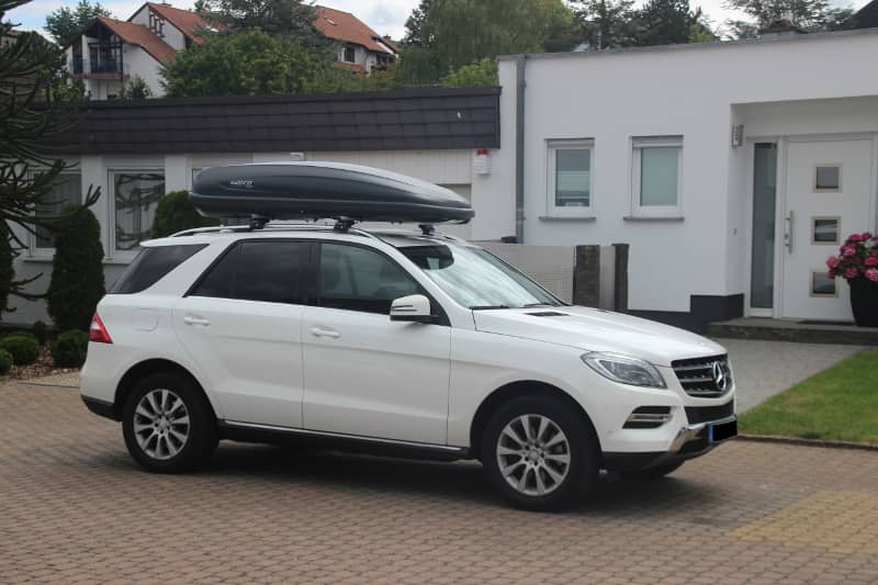 Ein Mercedes ML mit einer Dachbox mit 530 Liter Volumen in Göcklingen