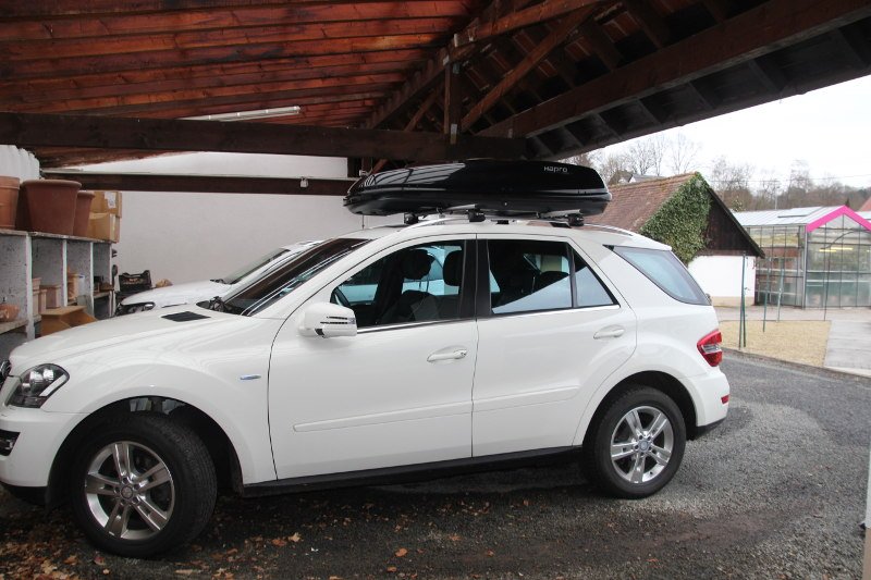 Ein Mercedes ML mit einer Dachbox mit 430 Liter Volumen in 