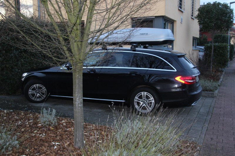 Ein Mercedes C-Klasse Kombi mit einer Dachbox mit 530 Liter Volumen in Eschbach