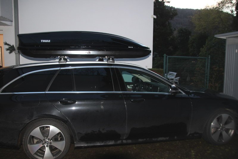 Ein Mercedes E-Klasse Kombi mit einer Dachbox mit 630 Liter Volumen in Göcklingen