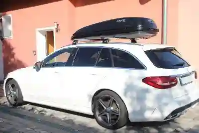 Dachbox mit Dachträgern auf Mercedes E-Klasse T-Modell
