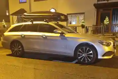 Eine Dachbox mit 530 Liter Volumen auf einem Mercedes E-Klasse T-Modell >