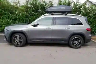 Eine Dachbox Makre HAPRO auf einem Mercedes EQB
