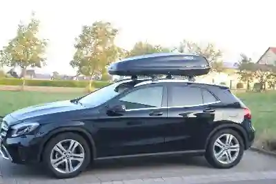 Dachträger und Dachbox auf Mercedes GLA
