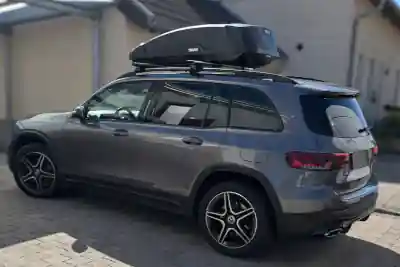 Eine Dachbox von THULE Modell "Force" auf einem Mercedes GLB