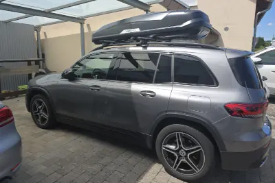 Eine Dachbox von HAPRO mit 640 Liter Volumen auf einem Mercedes GLB