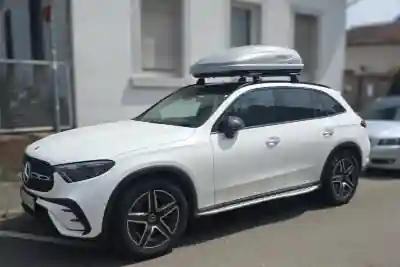 Eine Dachbox Marke HAPRO mit 370 Litern Volumen auf einem Mercedes GLC
