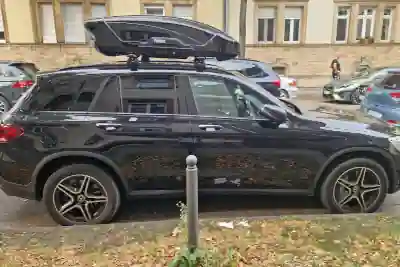 Eine Dachbox von THULE mit 400 Liter Volumen auf einem Mercedes GLC SUV>