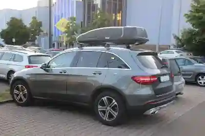 Eine Dachbox von THULE mit 450 Liter Volumen auf einem Mercedes GLC