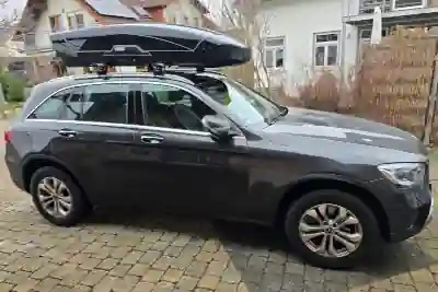 Eine Thule-Dachbox mit 610 Liter Volumen auf einem Mercedes GLC SUV