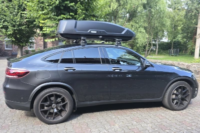 Eine Dachbox mit 450 Liter Volumen auf einem Mercedes GLC Coupé