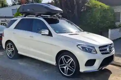 Eine Dachbox auf einem Mercedes GLE
