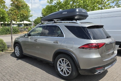 Eine Dachbox von HAPRO mit 530 Liter Volumen auf einem Mercedes GLE