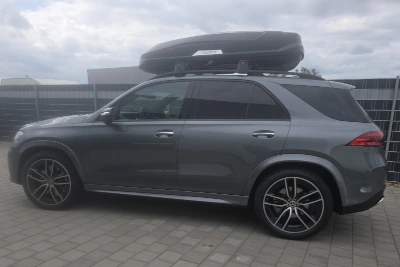 Eine Dachbox der Marke HAPRO mit 640 Liter Volumen auf einem Mercedes GLE SUV