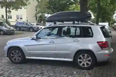 Eine Dachbox mit 430 Liter Volumen auf einem Mercedes GLK