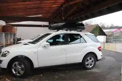 Eine Dachbox mit 430 Liter Volumen auf einem Mercedes ML