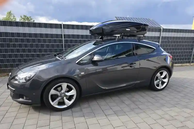 Eine Dachbox mit 400 Liter Volumen auf einem Opel Astra GTC