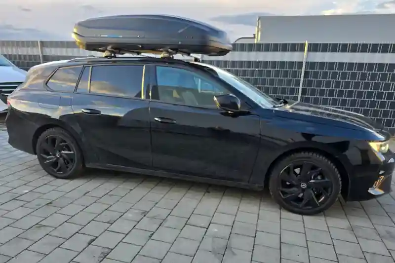 Eine Dachbox mit 430 Liter Volumen auf einem Opel Astra Sports Tourer