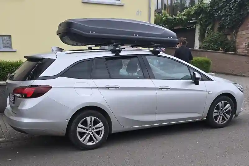Eine Dachbox mit 530 Liter Volumen auf einem Opel Astra Sports Tourer Kombi