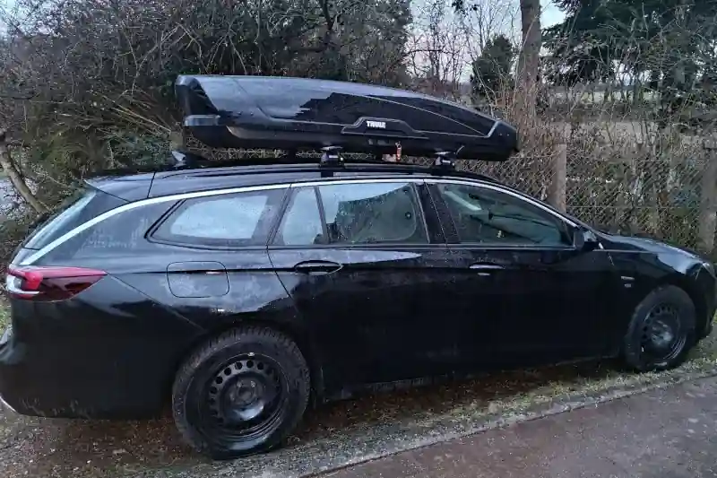 Eine Dachbox mit 610 Liter Volumen auf einem Opel Astra Sports Tourer Kombi