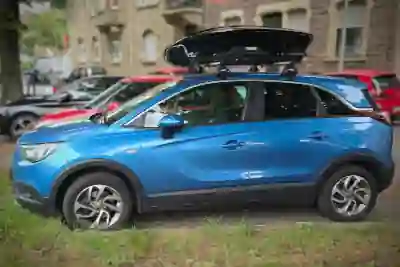 Eine Dachbox von Thule mit 400 Liter Volumen auf einem Opel Crossland mit Normaldach