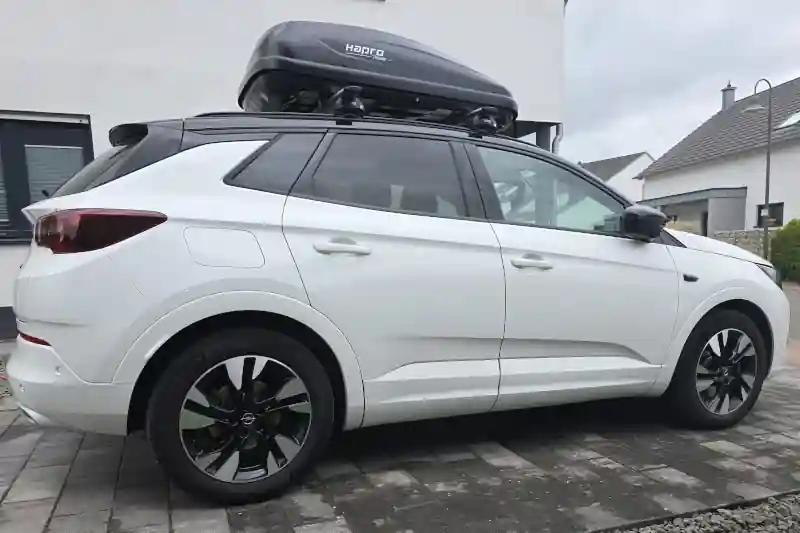 Eine Dachbox mit 370 Liter Volumen auf einem Opel Grandland