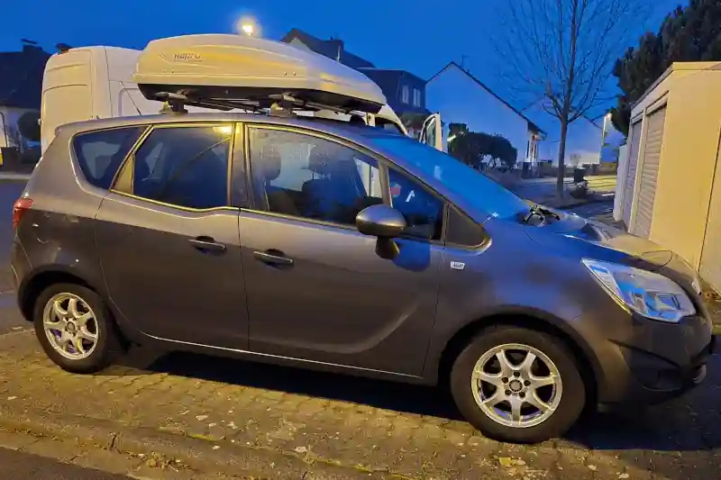 Eine Dachbox mit 370 Liter Volumen auf einem Opel Meriva