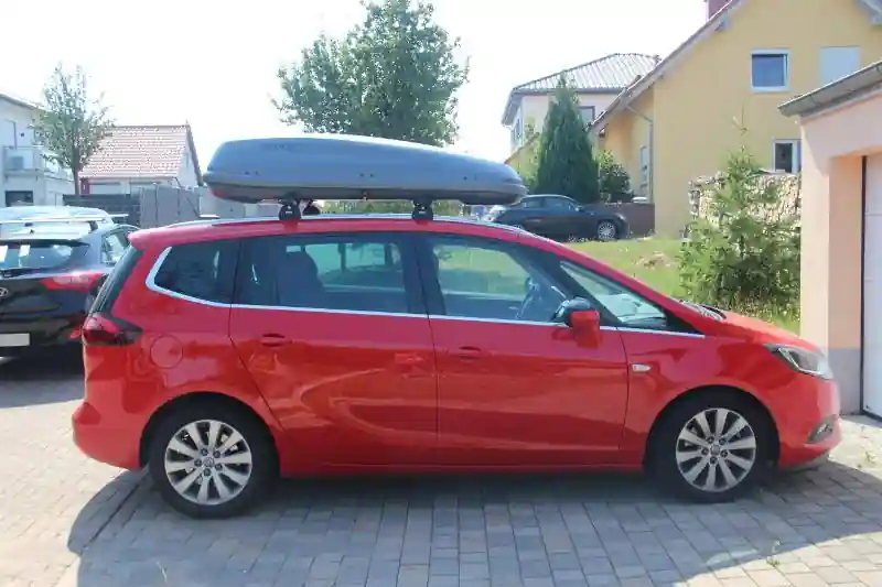 Eine Dachbox mit 430 Liter Volumen auf einem Opel Zafira