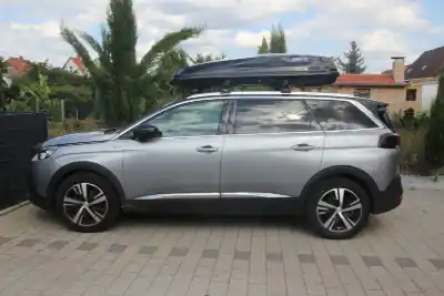 Eine NORAUTO-Dachbox mit 530 Liter Volumen mit Wingbar-Dachträgern von THULE auf einem Peugeot 5008