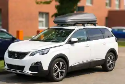 Eine Dachbox von HAPRO mit 430 Liter Volumen auf einem Peugeot 5008