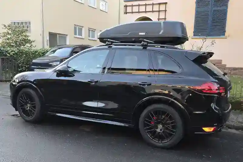Eine THULE-Dachbox mit 450 Liter Volumen auf einem Porsche Cayenne